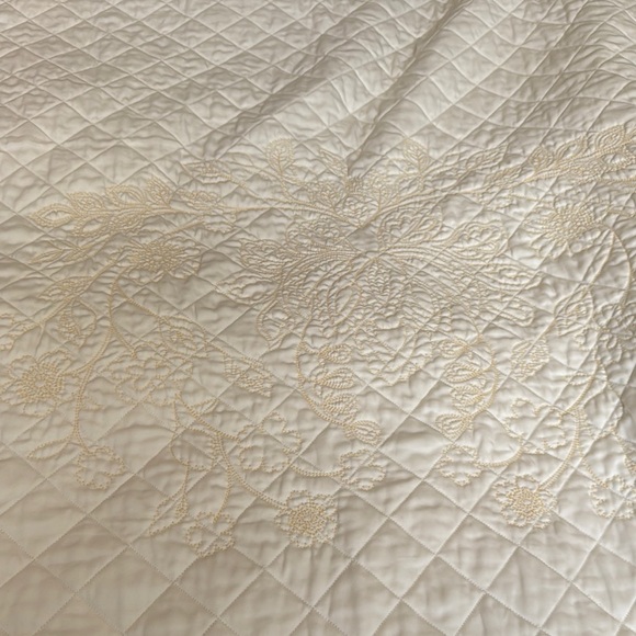 Martha Stewart Queen Cream Quilted Embroidered Coverlet And 2 Matching Shams - Picture 9 of 13